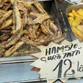 Sunt sănătoase sau nu hamsiile prăjite vândute la mare? Ce mănânci, de fapt, când comanzi porția preferată de pe litoral