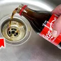 Cum să desfunzi o chiuveta înfundată, cu o sticlă de Coca-Cola