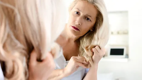 Căderea părului la menopauză: cauze și soluții