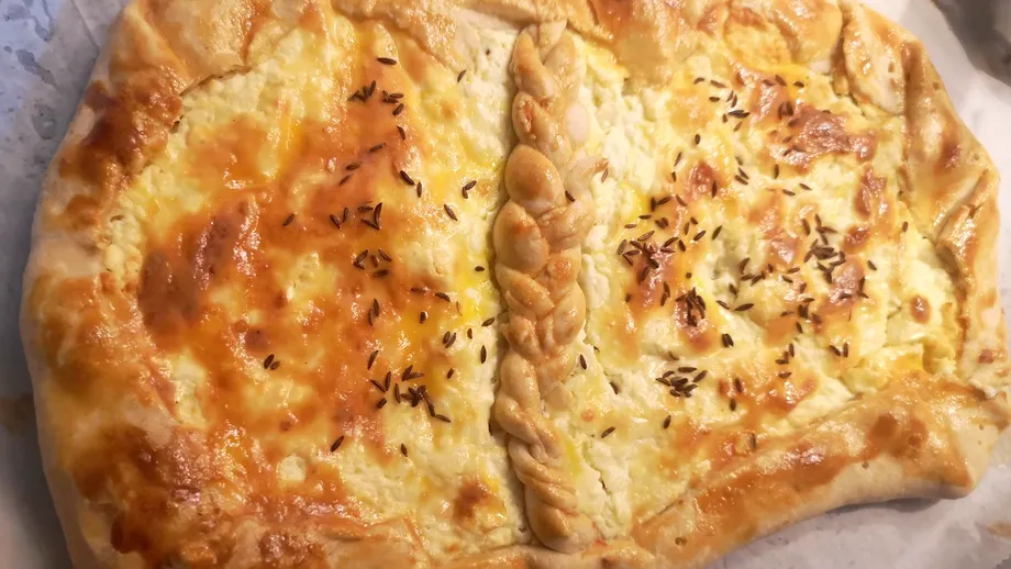 Plăcintă cu telemea - rețetă rapidă, fără drojdie, fără zahăr