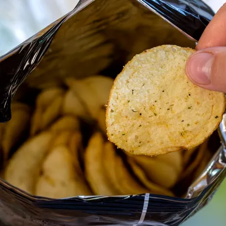 Biscuiții, chipsurile și mâncarea semi-preparată pot produce infarct miocardic și AVC