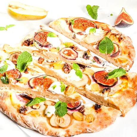 Focaccia care îți va da peste cap papilele gustative! Combinația dulce-sărată la care nu te-ai fi gândit vreodată