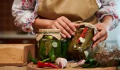 Murăturile au prins floare? Iată cum poți să le salvezi cu soluții simple și rapide