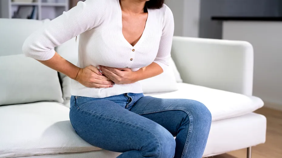 Ficatul doare în partea dreaptă, sub coaste, când e încărcat cu grăsime. Ce alte semne pot apărea