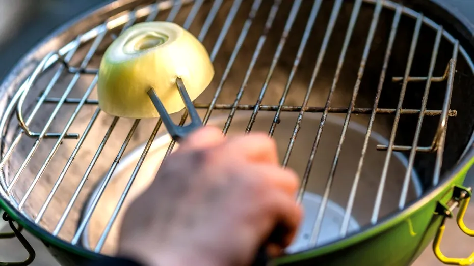 Cea mai simplă metodă de a curăța grătarul ars. Secretul care îl va face ca nou