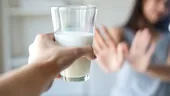 Nu mai arunca laptele brânzit! E foarte util în gospodărie VIDEO