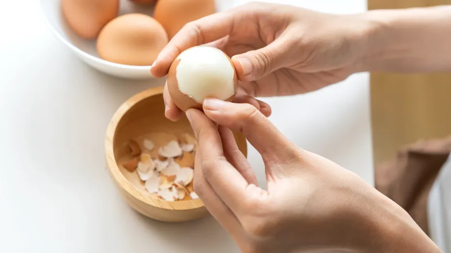 Cel mai ușor mod de a curăța ouăle fierte. Ai nevoie de un ingredient din bucătărie