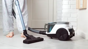 Trucul simplu cu o șosetă care transformă aspiratorul într-un „detectiv” pentru obiecte pierdute