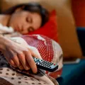 De ce nu ar trebui niciodată să dormim cu televizorul pornit? Un obicei aparent inofensiv, care ne afectează grav sănătatea