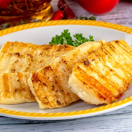 În ce trebuie să ții brânza halloumi înainte de a o găti pentru a ieși crispy și rumenă. Un chef a dezvăluit un secret care-i îmbunătățește gustul