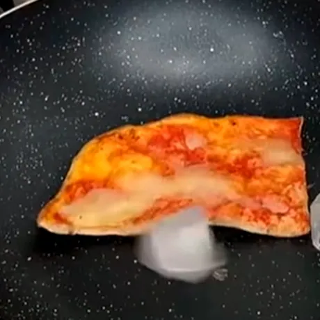 Cum să reîncălzești pizza rece, cu doar două cuburi de gheață. Trucul secret al pizzarilor italieni