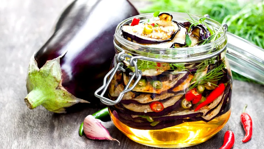 Vinete cu adjică, la borcan. Rețeta picantă care e un adevărat deliciu