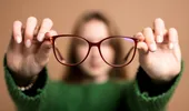 (P) Poate astigmatismul să se agraveze în timp? Ce influențează evoluția dioptriilor