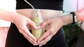 Rețeta de smoothie care te ajută să slăbești la față și să-ți subțiezi talia