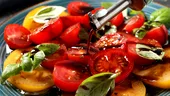 Pui oțet în salata de roșii? De ce poate provoca disconfort și cu ce îl poți înlocui