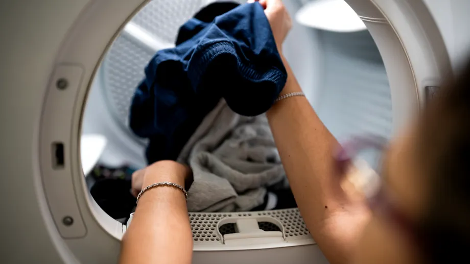⁠De ce pun unele persoane cuburi de gheață în uscător. Rezultatul te poate surprinde