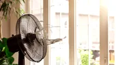 Funcționează să îndrepți un ventilator spre fereastra deschisă pentru a răci o cameră?