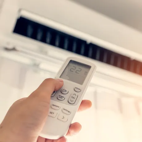 Butonul secret de pe telecomanda aerului condiționat. Cum să plătești mai puțin la curent