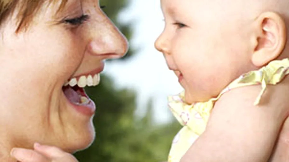 Rasul si zambetele bebelusilor creeaza legaturi puternice cu parintii
