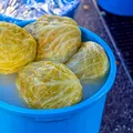 Ce trebuie să adaugi printre verzele din butoi ca să rămână crocante și aromate? Bunicile foloseau acest ingredient