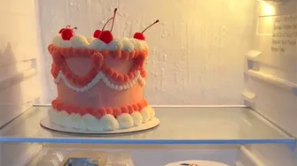 Câte zile rezistă tortul în frigider, de fapt? Greșeala pe care mulți români o fac