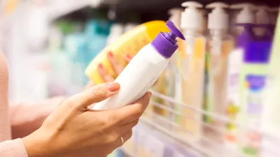 Peste 30 de produse de protecție solară prezintă riscuri pentru piele, conform InfoCons. Majoritatea au înregistrat un risc chimic / VIDEO