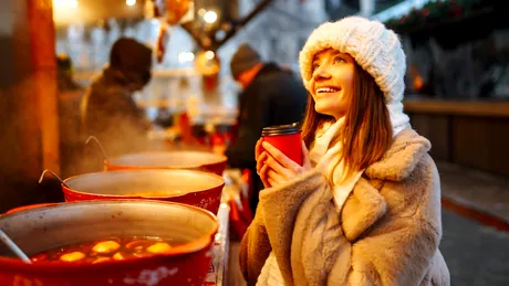 Prețuri piperate la Târgul de Crăciun din Iași. Cât costă un pahar de vin fiert sau de ceai?