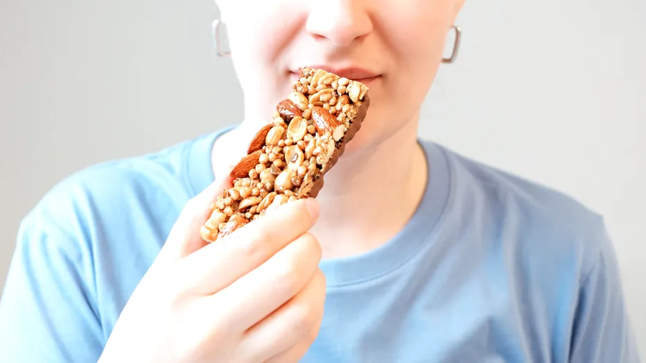 Alimente-capcană care par bune la dietă, dar te îngrașă. Ascund multe calorii și cantități mari de sare și zahăr