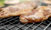 De ce să renunți la cărbuni când faci ceafă la grătar. Secretul care schimbă complet gustul cărnii