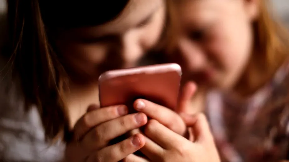 Vacanța de vară, oportunitate de reconectare și echilibru digital în familie. 70% dintre copiii în vârstă de 10 ani dețin un smartphone