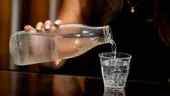 Regula paharului cu apă la fiecare oră. Cum te protejezi de deshidratare în zilele de caniculă