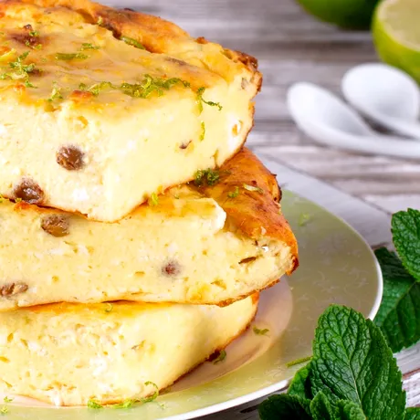 Rețetă plăcintă de brânză dulce și stafide. Desertul cu care îți impresionezi musafirii de lăsata secului