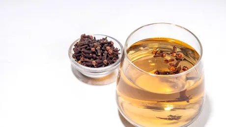 Cum să pregătești apă de cuișoare pentru dureri. Remediul natural din bucătărie