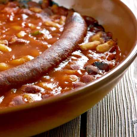 Rețetă fasole cu cârnați Grătărescu