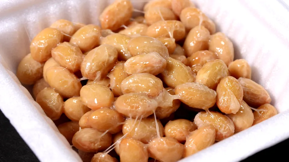 Lipsa acestei vitamine îngroașă arterele și „aspiră” calciul din oase. În ce alimente o găsești