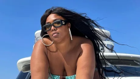 Are 140 de kilograme, dar nu se sfiește să pozeze sexy! Cum arată cântăreața Lizzo în costum de baie