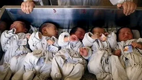 Socant! Bebelusilor din China le cresc sanii din cauza laptelui praf