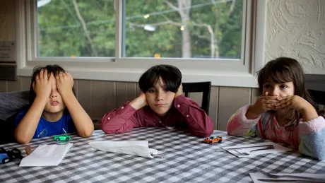 Gaslighting: ce se întâmplă când părinții își manipulează emoțional copiii