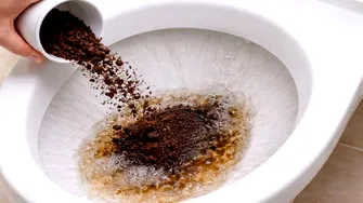 De ce nu e bine să arunci zaț de cafea în vasul de toaletă
