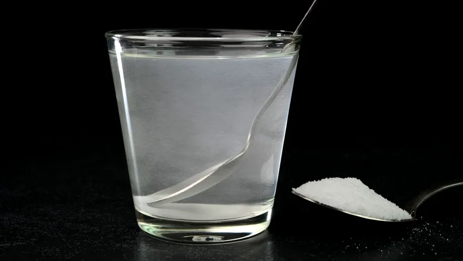 Spălarea cu apă sărată – metoda naturală de curățare a colonului care promite un reset fizic, mental și emoțional. Iată cum să o faci corect