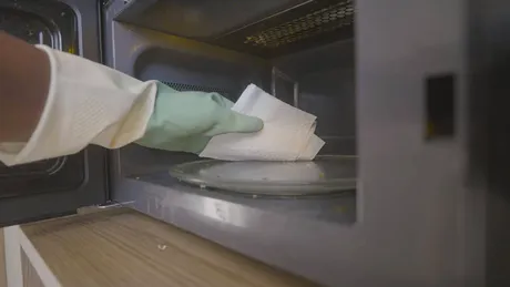 Cum să cureți rapid cuptorul cu microunde. Metoda simplă care elimină depunerile lipicioase