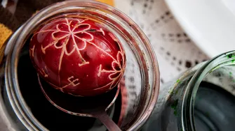 Cum să fierbi ouăle de Paște fără să le spargi. Metoda ingenioasă de pus în aplicare