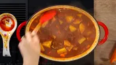Condimentul banal care nu trebuie pus în gulaș. Dacă faci această greșeală, îi strici tot gustul