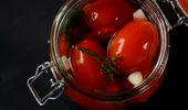 De ce se pune frunza de vișin la murături. Trucul vechi care ajută legumele să rămână crocante!