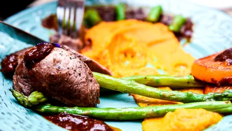 Piept de raţă cu piure de morcovi şi sos cu portocale