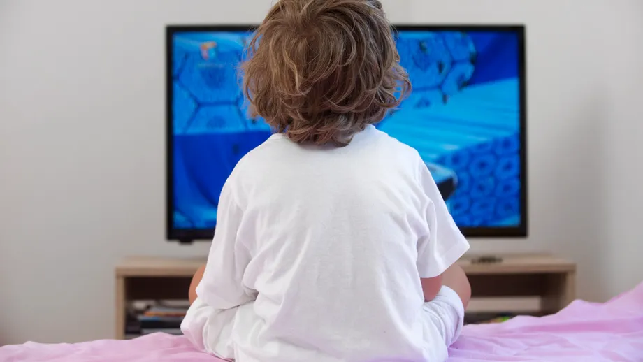 Expunerea copiilor la televizor: cauzează sau nu probleme de atenție?
