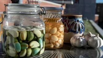 Tonicul din bătrâni cu oțet și usturoi. Este un leac „bun la toate” care întărește organismul