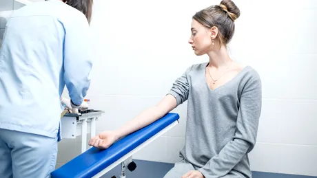 10 analize pentru căderea părului. Ce investigații pot depista cauza pentru care îți cade excesiv părul