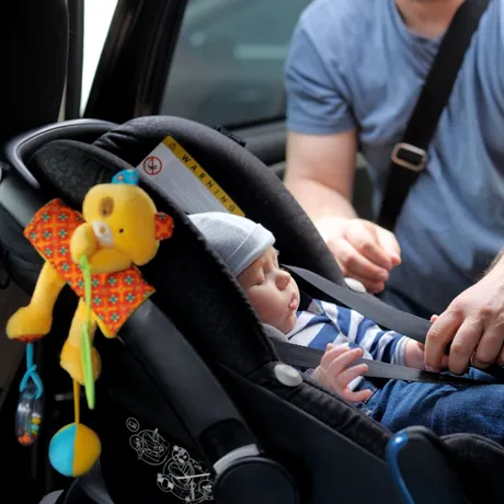 Un copil de doi ani a fost uitat în mașină timp de opt ore. Micuțul nu a mai putut fi salvat! Tatăl a crezut că l-a lăsat la creșă