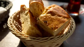 De ce îți aduc restaurantele pâine înainte de mâncare? Motivul nu ține de ospitalitate